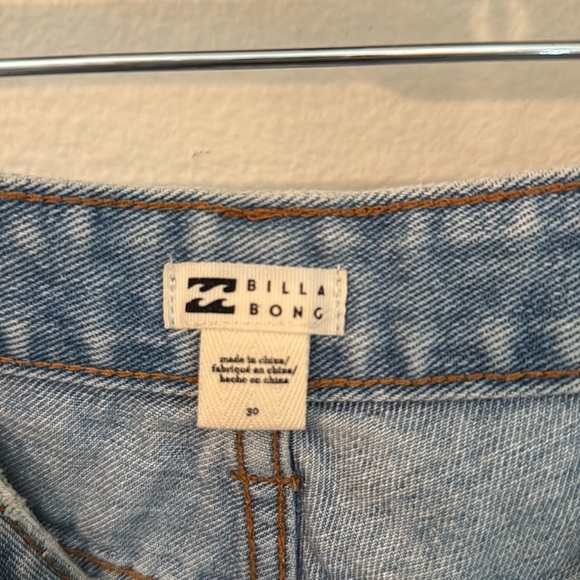 Billabong Jean Shorts. Womens Size: 30 - Picture 3 of 4